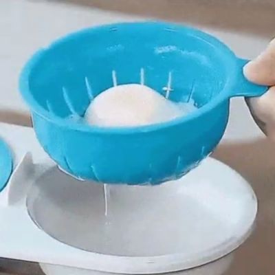 Séparateur d'œufs bleu avec un œuf en cours de séparation sur une surface blanche