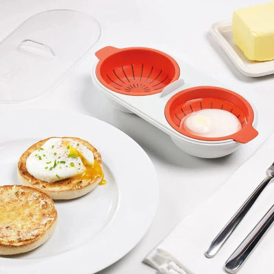 Assiette pour pocher les œufs avec œufs pochés dans un plat accompagnés de muffins anglais et de beurre.