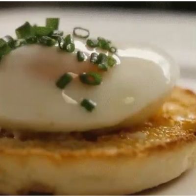 Œufs brouillés sur une tranche de pain grillé garnie d'oignons verts