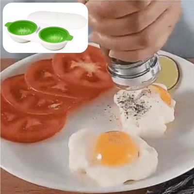 Main utilisant un moulin à poivre sur des œufs pochés et des tomates dans une assiette