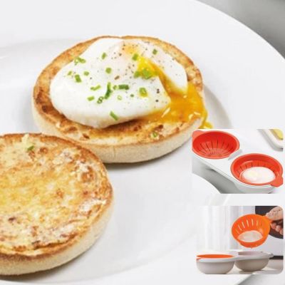 Muffin anglais avec œuf poché dans une assiette, accompagné d'un petit pot de sel.