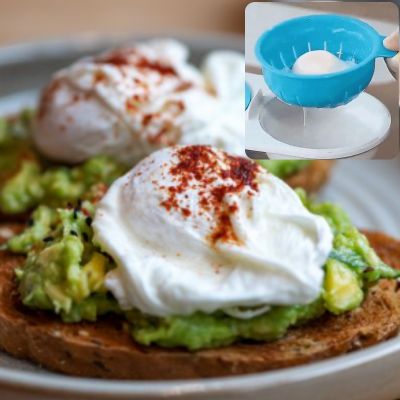 Toast à l'avocat avec œufs pochés et séparateur d'œufs bleu sur une assiette blanche.