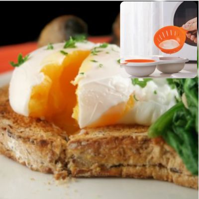 Œuf poché sur toast avec un petit accessoire pour faire des œufs pochés.