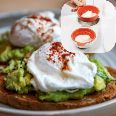 Toast à l'avocat avec œufs pochés et gros plan sur un ustensile pour pocher les œufs.